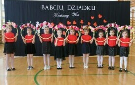Dzień Babci i Dziadka w Publicznej Szkole Podstawowej im. Feliksa Szczęsnego Karnickiego  w Chybicach 8
