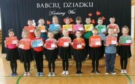 Dzień Babci i Dziadka w Publicznej Szkole Podstawowej im. Feliksa Szczęsnego Karnickiego  w Chybicach 10