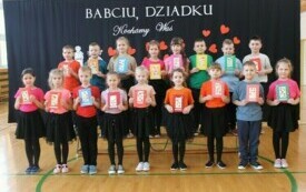 Dzień Babci i Dziadka w Publicznej Szkole Podstawowej im. Feliksa Szczęsnego Karnickiego  w Chybicach 11