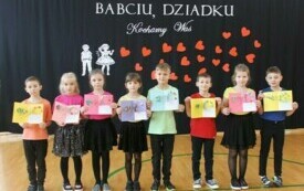 Dzień Babci i Dziadka w Publicznej Szkole Podstawowej im. Feliksa Szczęsnego Karnickiego  w Chybicach 12
