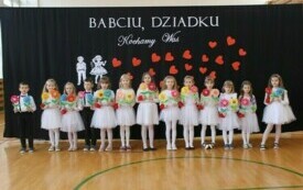 Dzień Babci i Dziadka w Publicznej Szkole Podstawowej im. Feliksa Szczęsnego Karnickiego  w Chybicach 24