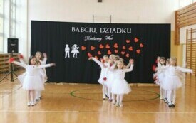 Dzień Babci i Dziadka w Publicznej Szkole Podstawowej im. Feliksa Szczęsnego Karnickiego  w Chybicach 29