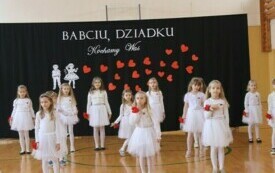 Dzień Babci i Dziadka w Publicznej Szkole Podstawowej im. Feliksa Szczęsnego Karnickiego  w Chybicach 30