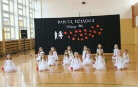 Dzień Babci i Dziadka w Publicznej Szkole Podstawowej im. Feliksa Szczęsnego Karnickiego  w Chybicach 32