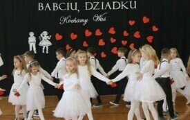 Dzień Babci i Dziadka w Publicznej Szkole Podstawowej im. Feliksa Szczęsnego Karnickiego  w Chybicach 35