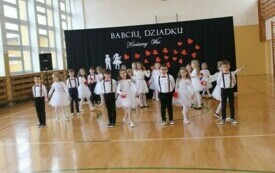 Dzień Babci i Dziadka w Publicznej Szkole Podstawowej im. Feliksa Szczęsnego Karnickiego  w Chybicach 36