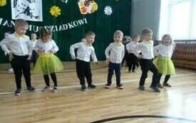 Dzień Babci  i Dziadka w grupie &bdquo;Pszcz&oacute;łek&rdquo; - PSP Łomno 6
