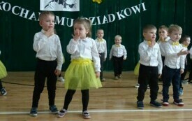 Dzień Babci  i Dziadka w grupie &bdquo;Pszcz&oacute;łek&rdquo; - PSP Łomno 14
