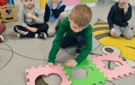 &bdquo;Pszcz&oacute;łki&rdquo; i &bdquo;Motylki&rdquo; świętują dzień puzzli - PSP Łomno 7