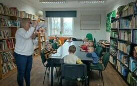 &bdquo;Pszcz&oacute;łki&rdquo; w bibliotece szkolnej - PSP Łomno 6