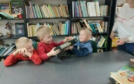 &bdquo;Pszcz&oacute;łki&rdquo; w bibliotece szkolnej - PSP Łomno 10
