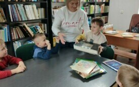 &bdquo;Pszcz&oacute;łki&rdquo; w bibliotece szkolnej - PSP Łomno 11