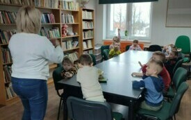 &bdquo;Pszcz&oacute;łki&rdquo; w bibliotece szkolnej - PSP Łomno 12