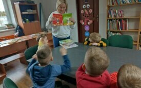 &bdquo;Pszcz&oacute;łki&rdquo; w bibliotece szkolnej - PSP Łomno 15