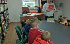 &bdquo;Pszcz&oacute;łki&rdquo; w bibliotece szkolnej - PSP Łomno 17