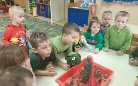 Dzień dinozaura w przedszkolu w Chybicach 57