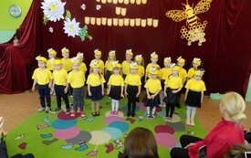 Pasowanie na przedszkolaka grupa Pszcz&oacute;łki - PSP Łomno 13