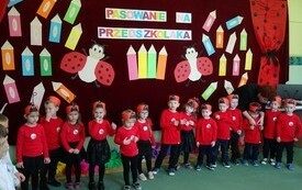 Pasowanie na Przedszkolaka w grupie &bdquo;Biedronek&rdquo; w Publicznej Szkole Podstawowej w Łomnie 2