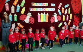 Pasowanie na Przedszkolaka w grupie &bdquo;Biedronek&rdquo; w Publicznej Szkole Podstawowej w Łomnie 4
