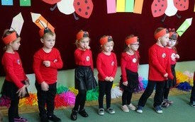 Pasowanie na Przedszkolaka w grupie &bdquo;Biedronek&rdquo; w Publicznej Szkole Podstawowej w Łomnie 5