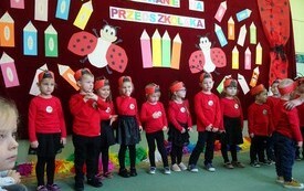 Pasowanie na Przedszkolaka w grupie &bdquo;Biedronek&rdquo; w Publicznej Szkole Podstawowej w Łomnie 7