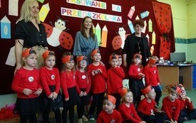 Pasowanie na Przedszkolaka w grupie &bdquo;Biedronek&rdquo; w Publicznej Szkole Podstawowej w Łomnie 8