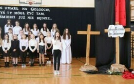 &bdquo;Jezus umarł na Golgocie, abyś ty m&oacute;gł żyć tam, gdzie śmierci już nie będzie&hellip;&rdquo;. Misterium Wielkanocne w Publicznej Szkole Podstawowej im. Feliksa Szczęsnego Karnickiego w Chybicach 6