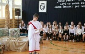 &bdquo;Jezus umarł na Golgocie, abyś ty m&oacute;gł żyć tam, gdzie śmierci już nie będzie&hellip;&rdquo;. Misterium Wielkanocne w Publicznej Szkole Podstawowej im. Feliksa Szczęsnego Karnickiego w Chybicach 7