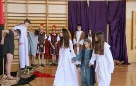 &bdquo;Jezus umarł na Golgocie, abyś ty m&oacute;gł żyć tam, gdzie śmierci już nie będzie&hellip;&rdquo;. Misterium Wielkanocne w Publicznej Szkole Podstawowej im. Feliksa Szczęsnego Karnickiego w Chybicach 8