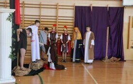 &bdquo;Jezus umarł na Golgocie, abyś ty m&oacute;gł żyć tam, gdzie śmierci już nie będzie&hellip;&rdquo;. Misterium Wielkanocne w Publicznej Szkole Podstawowej im. Feliksa Szczęsnego Karnickiego w Chybicach 12