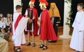 &bdquo;Jezus umarł na Golgocie, abyś ty m&oacute;gł żyć tam, gdzie śmierci już nie będzie&hellip;&rdquo;. Misterium Wielkanocne w Publicznej Szkole Podstawowej im. Feliksa Szczęsnego Karnickiego w Chybicach 21