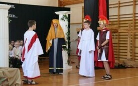 &bdquo;Jezus umarł na Golgocie, abyś ty m&oacute;gł żyć tam, gdzie śmierci już nie będzie&hellip;&rdquo;. Misterium Wielkanocne w Publicznej Szkole Podstawowej im. Feliksa Szczęsnego Karnickiego w Chybicach 22