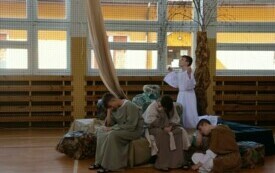 &bdquo;Jezus umarł na Golgocie, abyś ty m&oacute;gł żyć tam, gdzie śmierci już nie będzie&hellip;&rdquo;. Misterium Wielkanocne w Publicznej Szkole Podstawowej im. Feliksa Szczęsnego Karnickiego w Chybicach 25