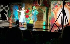Wycieczka na spektakl teatralny ,, Alicja w Krainie Czar&oacute;w&rsquo;&rsquo;. 18