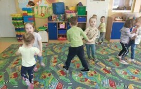  Międzynarodowy Dzień Tańca w przedszkolu w Chybicach 45