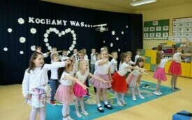 Dzień Mamy i Taty w Przedszkolu w Chybicach 64