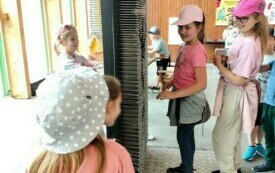 Wycieczka uczni&oacute;w z Chybic do Podzamcza Chęcińskiego i Lisowa 17