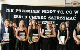 Nie przeminie nigdy to, co w swym sercu chcesz zatrzymać na zawsze&hellip; Uroczyste zakończenie nauki przez klasę &oacute;smą w Publicznej Szkole Podstawowej im. Feliksa Szczęsnego Karnickiego w Chybicach 2
