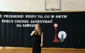 Nie przeminie nigdy to, co w swym sercu chcesz zatrzymać na zawsze&hellip; Uroczyste zakończenie nauki przez klasę &oacute;smą w Publicznej Szkole Podstawowej im. Feliksa Szczęsnego Karnickiego w Chybicach 4