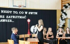 Nie przeminie nigdy to, co w swym sercu chcesz zatrzymać na zawsze&hellip; Uroczyste zakończenie nauki przez klasę &oacute;smą w Publicznej Szkole Podstawowej im. Feliksa Szczęsnego Karnickiego w Chybicach 9