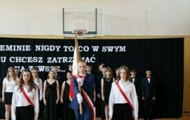 Nie przeminie nigdy to, co w swym sercu chcesz zatrzymać na zawsze&hellip; Uroczyste zakończenie nauki przez klasę &oacute;smą w Publicznej Szkole Podstawowej im. Feliksa Szczęsnego Karnickiego w Chybicach 12