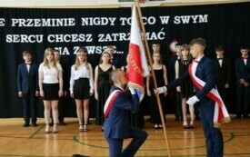 Nie przeminie nigdy to, co w swym sercu chcesz zatrzymać na zawsze&hellip; Uroczyste zakończenie nauki przez klasę &oacute;smą w Publicznej Szkole Podstawowej im. Feliksa Szczęsnego Karnickiego w Chybicach 13
