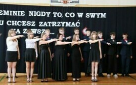 Nie przeminie nigdy to, co w swym sercu chcesz zatrzymać na zawsze&hellip; Uroczyste zakończenie nauki przez klasę &oacute;smą w Publicznej Szkole Podstawowej im. Feliksa Szczęsnego Karnickiego w Chybicach 16