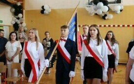 Nie przeminie nigdy to, co w swym sercu chcesz zatrzymać na zawsze&hellip; Uroczyste zakończenie nauki przez klasę &oacute;smą w Publicznej Szkole Podstawowej im. Feliksa Szczęsnego Karnickiego w Chybicach 19