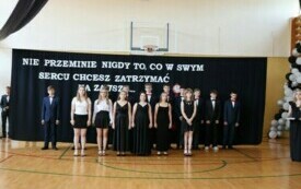 Nie przeminie nigdy to, co w swym sercu chcesz zatrzymać na zawsze&hellip; Uroczyste zakończenie nauki przez klasę &oacute;smą w Publicznej Szkole Podstawowej im. Feliksa Szczęsnego Karnickiego w Chybicach 21