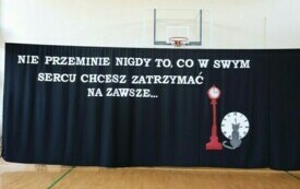 Nie przeminie nigdy to, co w swym sercu chcesz zatrzymać na zawsze&hellip; Uroczyste zakończenie nauki przez klasę &oacute;smą w Publicznej Szkole Podstawowej im. Feliksa Szczęsnego Karnickiego w Chybicach 22
