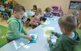 Międzynarodowy Dzień Drzewa w przedszkolu w Chybicach 11