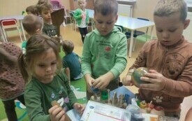 Międzynarodowy Dzień Drzewa w przedszkolu w Chybicach 16