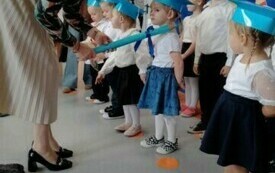 Kolorowe kredki w pudełeczku noszę&hellip; 8