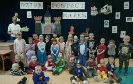 Spotkanie bajkowych bohater&oacute;w w chybickim przedszkolu 1